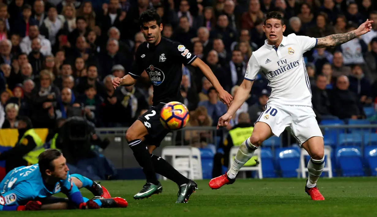 Pemain Real Madrid, James Rodriguez (kanan) saat laga melawan Deportivo La Coruna di Santiago Bernabeu, Minggu (11/12). Tanpa Cristiano Ronaldo, Madrid menang dengan skor akhir 3-2. (REUTERS / Javier Barbancho)