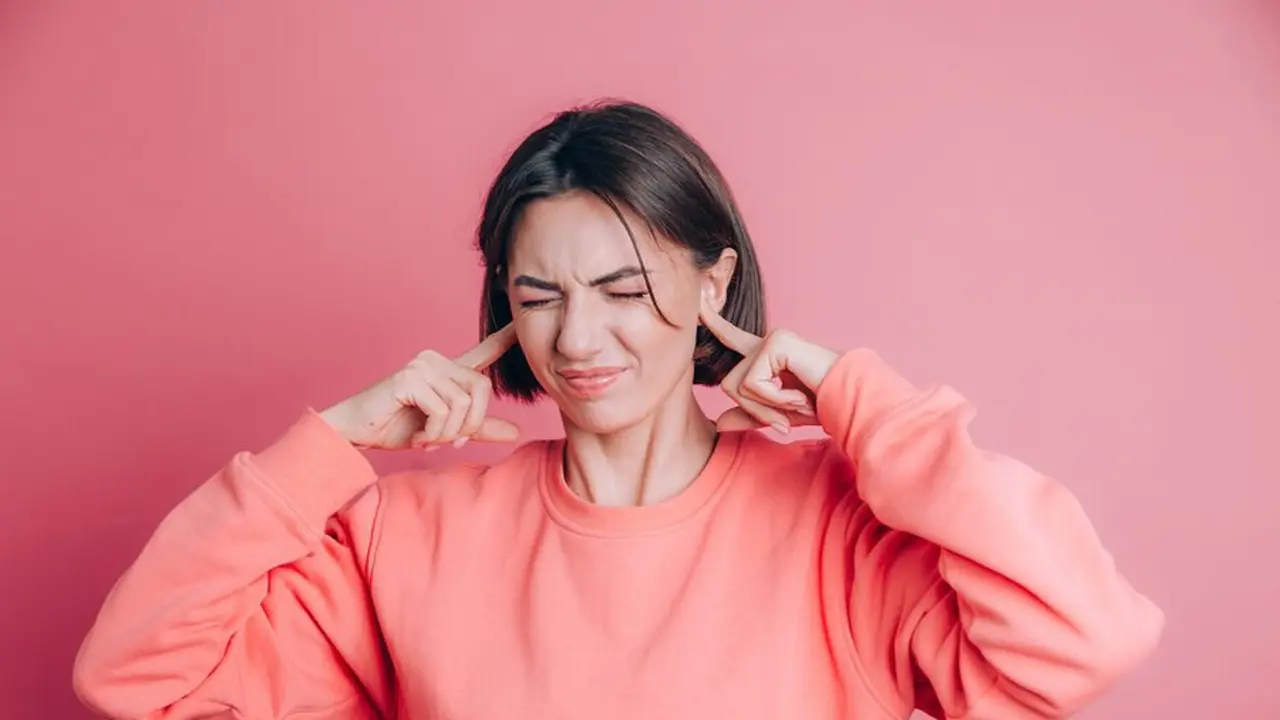 Seorang perempuan menutup telinganya (Foto Dok: Freepik/kroshka__nastya)