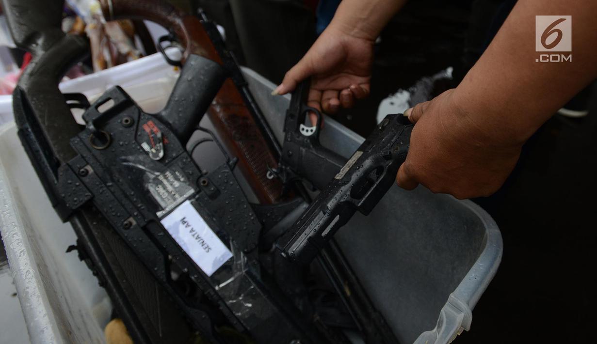 Petugas menata barang bukti penanganan perkara tahun 2018 hingga 2019 untuk dimusnahkan di Kejaksaan Negeri Jakarta Timur, Rabu (24/4). Beberapa jenis narkoba, senjata api dan senjata tajam yang dimusnahkan merupakan hasil pengungkapan kasus hukum di wilayah Jakarta Timur. (merdeka.com/Imam Buhori)