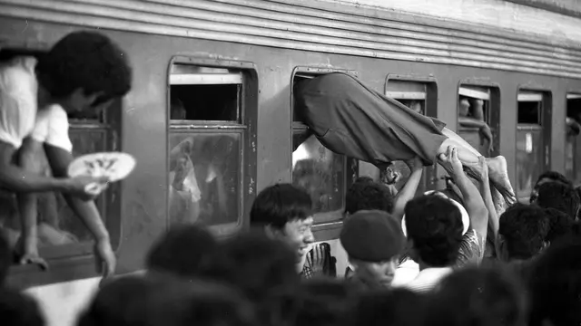 6 Potret Jadul Suasana Mudik Berbagai Moda Transportasi di Indonesia, Bikin Nostalgia.