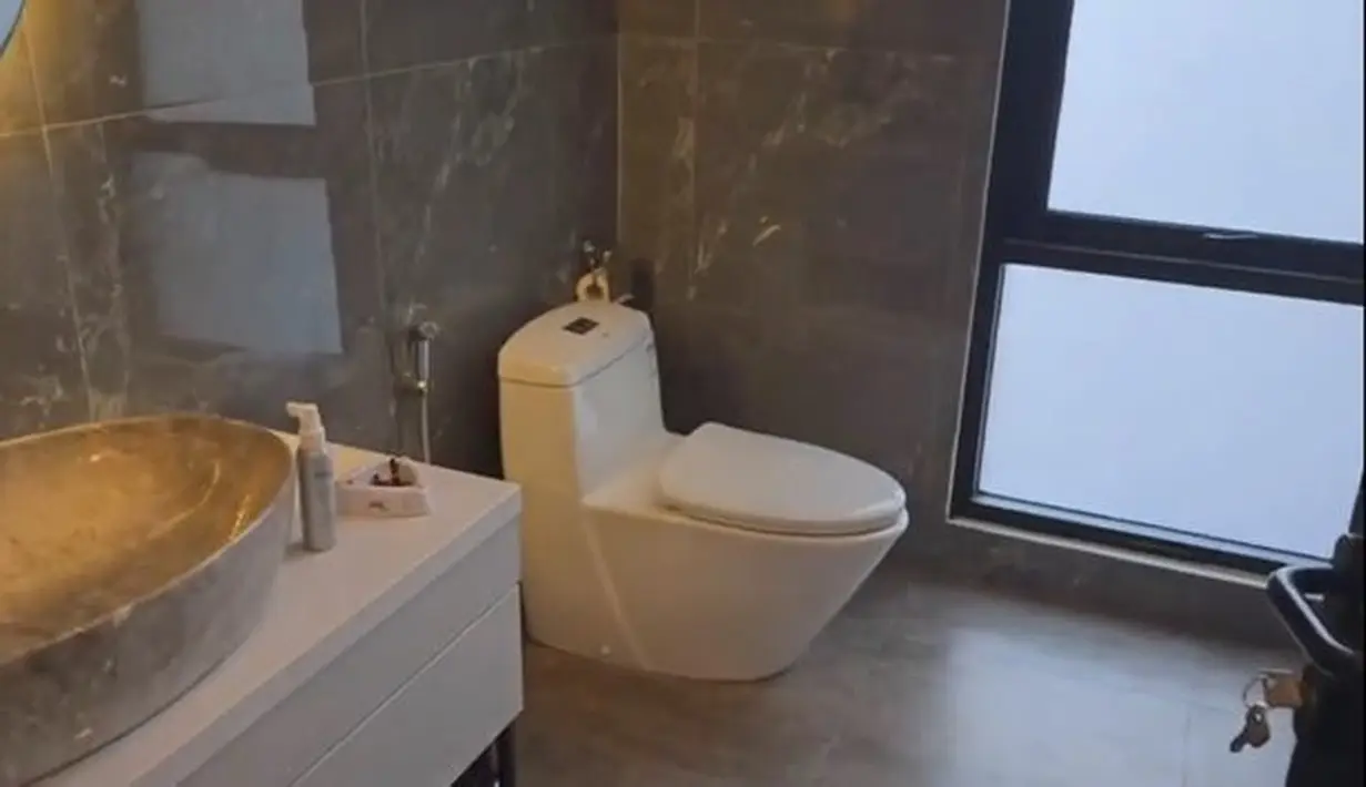 Bangunan rumah dihiasi interior modern dan mewah. Bahkan toiletnya juga punya kesan berkelas. [YouTube/MasDon Channel]