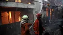 Untuk memadamkan api, petugas menerjunkan sedikitnya 36 unit mobil pemadam kebakaran, Jakarta, (14/10/14). (Liputan6.com/Faizal Fanani)