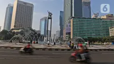 Suasana kawasan Bundaran Hotel Indonesia, Minggu (15/3/2020). Pemprov DKI Jakarta meniadakan hari bebas kendaraan bermotor (HBKB) atau car free day (CFD) di sepanjang Jalan MH Thamrin dan Jalan Jenderal Sudirman selama dua pekan atau pada 15 Maret dan 22 Maret 2020. (Liputan6.com/Herman Zakharia)