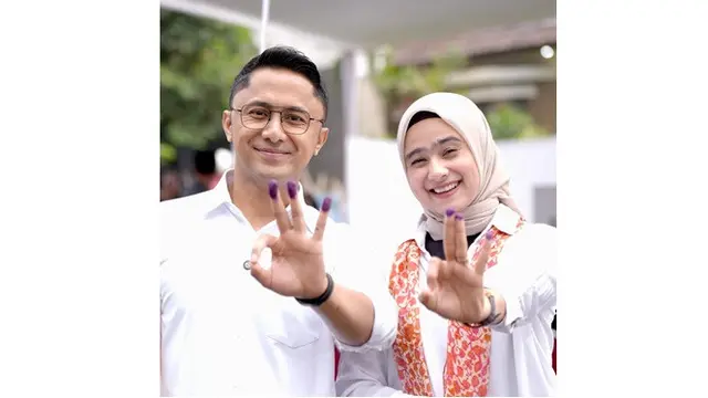 12 Potret Artis Nyoblos Pilkada 2024, Raffi Ahmad hingga Rano Karno Pamer Tinta Biru