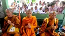 Murid sekolah dasar mengerubungi para Biksu yang tengah beristirahat setibanya di Pekalongan. (merdeka.com/Arie Basuki)