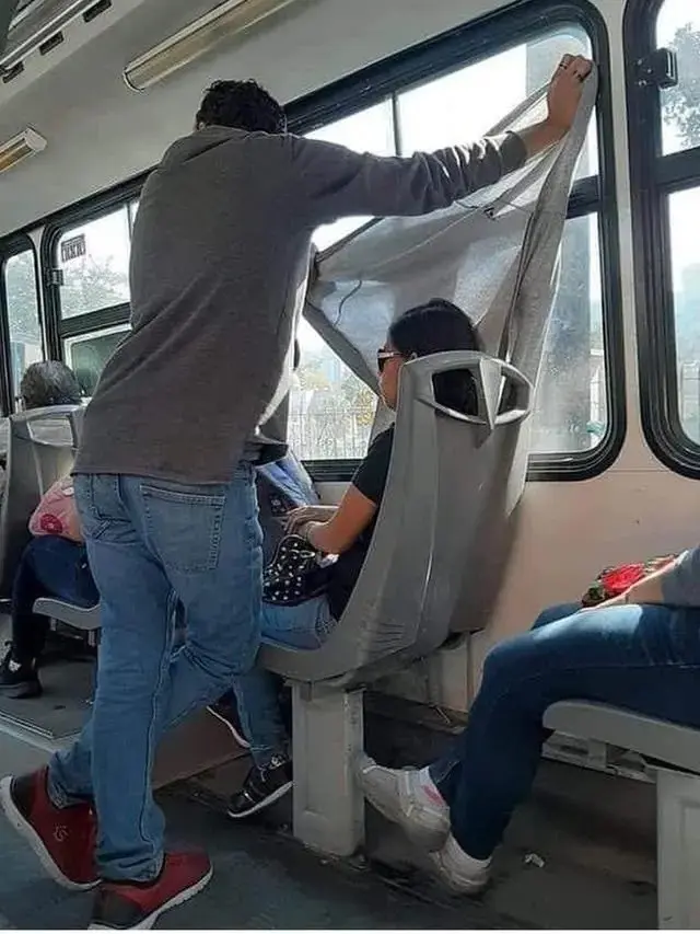 6 Tingkah Pasangan di Bus Ini Bucin Abis, Bikin Tepuk Jidat