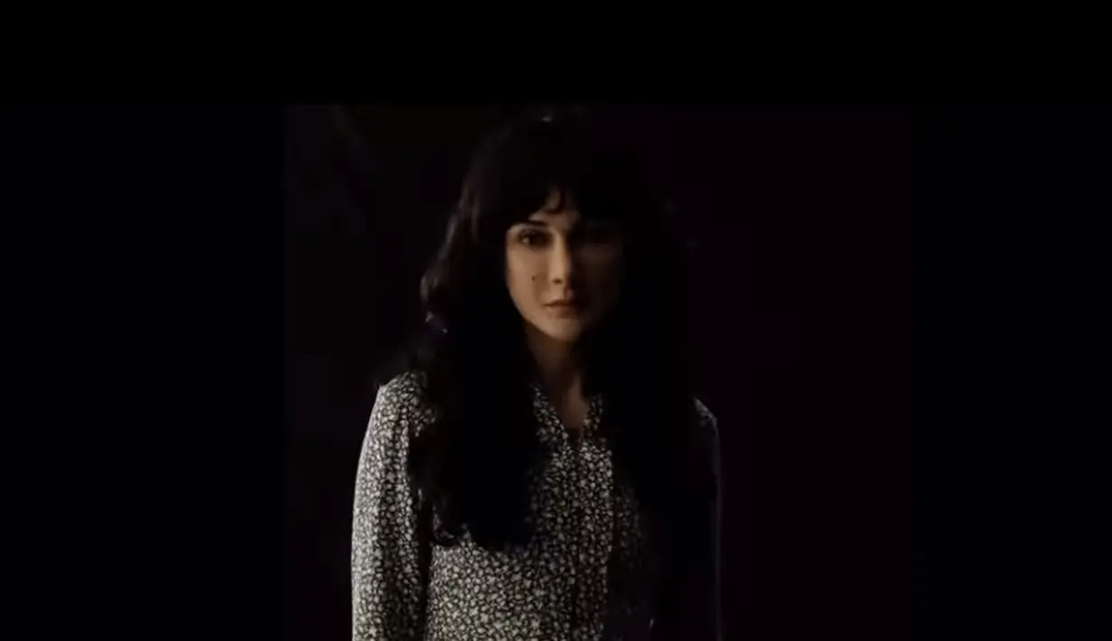 Berikutnya, ia  mengenakan kebaya bercorak warna biru. Dengan rambut panjang yang terurai, tampilannya begitu mirip Suzzanna. [@lunamaya]