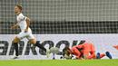 Pemain Sevilla, Luuk de Jong, mencetak gol ke gawang Manchester United pada laga semifinal Liga Europa di Stadion RheinEnergie, Senin (17/8/2020). Sevilla menang 2-1 atas Manchester United. (AP Photo/Martin Meissner, Pool)