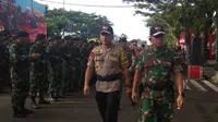 Pangdam III Siliwangi Mayjen TNI Tri Soewandono bersama Kapolda Jawa Barat meninjau pasukan gabungan pengamanan pemilu. (Lliputan6./Achmad Sudarno)