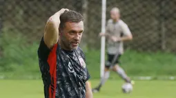 Pelatih Persija Jakarta, Thomas Doll, memimpin sesi latihan setelah masa jeda kompetisi di Nirwana Park, Sawangan, Jawa Barat, Rabu (4/1/2023). (Bola.com/M Iqbal Ichsan)