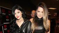 Kabar mengejutkan kembali datang dari keluarga Kardashian-Jenner. Setalh ramai menjadi perbincangan publik mengenai kehamilan Kylie Jenner, kini sang kakak, Khloe Kardashian juga diberitakan hamil. Benar kah? (AFP/Isaac Brekken)