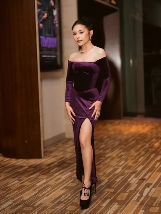 Hadiri premier Film Temurun sebagai seorang produser, Prilly pun tampil elegan dengan busana yang dikenakan. Ia mengenakan dress berbahan velvet warna ungu. Dress yang dibuat oleh Sandanghias ini memiliki detail off shoulder lengan panjang siluet korset, dan belahan rok yang memperlihatkan kaki Prilly Latuconsina. [@prilylatuconsina96]