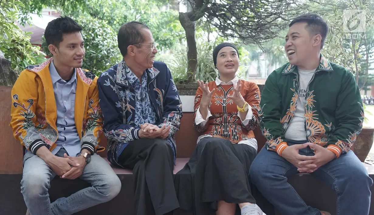 Kepala Departemen Komunikasi Perusahaan Semen Indonesia Sigit Wahono, Penulis Okky Puspa Madasari, Bupati Magetan Suprawoto dan Millennials Entrepreuner Hamzah Izzulhaq bincang bersama pada acara Semen Indonesia: #MembangunKemandirian di SMAN 1 Magetan, Jawa Timur (2/5/2019). (Liputan6.com/HO/Eko)