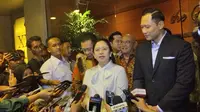 Ketua DPP PDIP Puan Maharani&nbsp;dan Ketua Umum Partai Demokrat Agus Harimurti Yudhoyono (AHY) di acara peluncuran buku Tetralogi AHY di Djakarta Theater XXI, Jalan MH Thamrin, Jakarta Pusat, Kamis (10/8/2023). (Liputan6.com/Winda Nelfira)