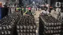Aktivitas pekerja memproduksi kue keranjang Hoki di kawasan Sawangan, Depok,  Kamis (20/1/2022). Kim Hin yang hanya membuat kue keranjang saat tahun baru Imlek mampu memproduksi sekitar 30 ribu kue keranjang dengan kisaran harga Rp35.000-50.000 per dua buah. (merdeka.com/Iqbal S  Nugroho)