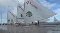 Puluhan perahu Sandeq saat tiba di Pantai Segarasari Manggar, Balikpapan Timur. (Liputan6.com)