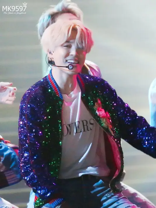 Jimin BTS tampak mengenakan jaket bomber merek Gucci di musik video DNA dan promo Love Yourself: Her. Jaket bling-bling ini berharga Rp 87 juta. (Foto: koreaboo.com)
