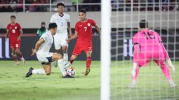 Pemain Timnas Indonesia, Marselino Ferdinan, berusaha mencetak gol ke gawang Filipina dalam laga terakhir Grup B Piala AFF 2024 yang digelar di Stadion Manahan, Solo, Sabtu (21/12/2024). (Bola.com/Abdul Aziz)