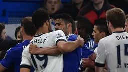 Penyerang Chelsea, Diego Costa terlihat menarik baju Gelandang Tottenham, Mousa Dembele pada Liga Inggris di Stamford Bridge di London pada tanggal 2 Mei 2016. Diketahui Costa Bertengkar dengan pelatih Antonio Conte. (AFP Photo/Ben Stansall)
