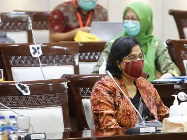 Menteri Keuangan Sri Mulyani Indrawati (kanan) mengikuti rapat kerja bersama Komisi XI DPR di Kompleks Parlemen, Senayan, Jakarta, Kamis (10/6/2021). Rapat tersebut membahas pagu indikatif Kementerian Keuangan dalam RAPBN 2022. (Liputan6.com/Angga Yuniar)