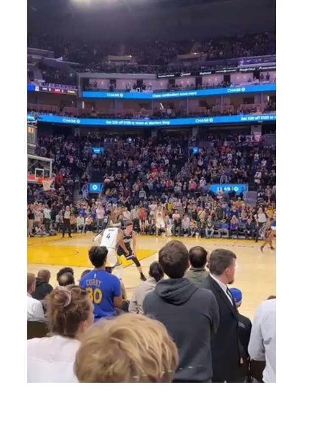 6 Potret Ibnu Jamil dan Ririn Ekawati saat Nonton NBA, Seru Banget
