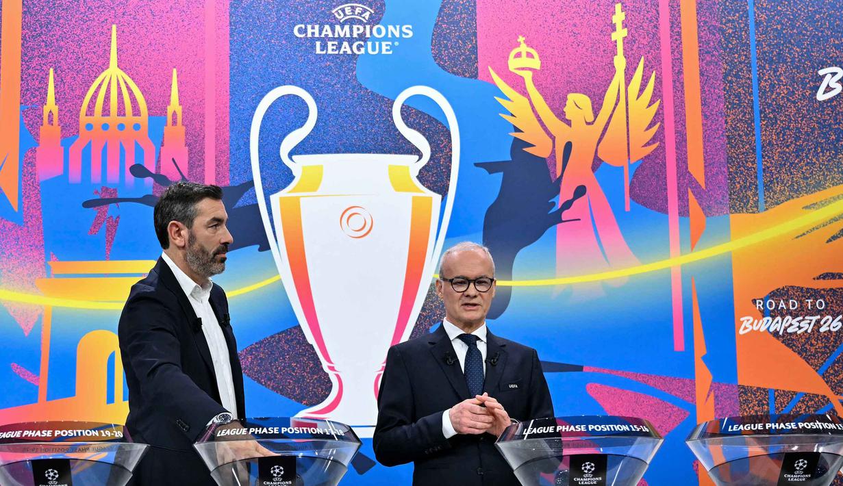 Ini bakal menjadi momen penting bagi Los Blancos untuk membalas kekalahan yang mereka alami sebelumnya di fase penyisihan. Tampak dalam foto, Wakil Sekretaris Jenderal UEFA, Giorgio Marchetti (kanan) berbicara kepada hadirin di samping mantan pemain sepak bola Prancis dan duta UEFA Liga Champions, Robert Pires yang mengambil mangkuk undian selama pengundian babak play-off fase gugur Liga Champions UEFA 2025-2026 di House of European Football, Nyon, Swiss pada 30 Januari 2026. (Harold CUNNINGHAM/AFP)