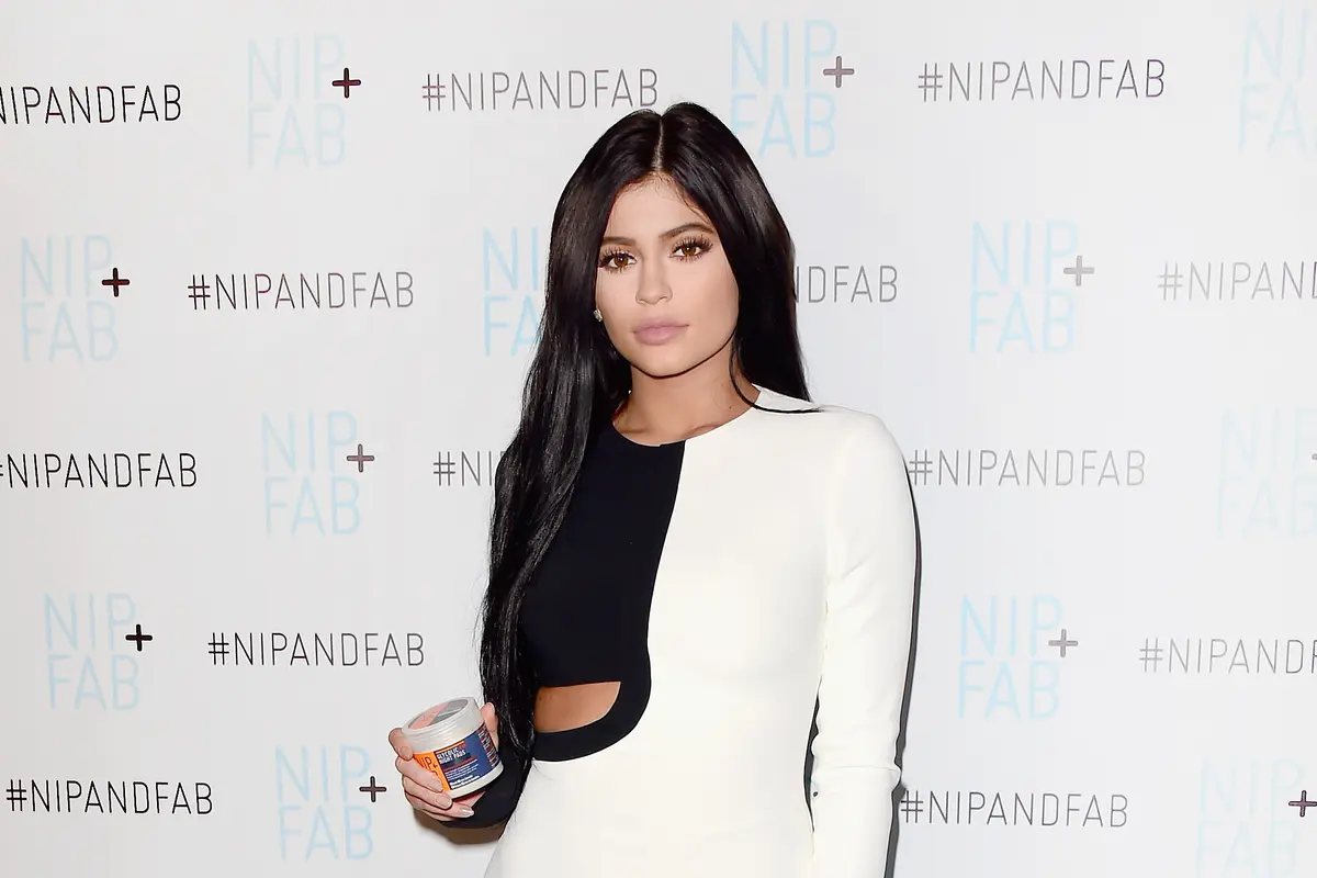 Mau Mirip Kylie Jenner? Ikuti Tutorial Makeup Ini