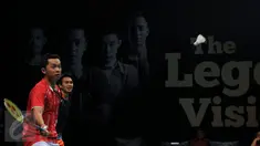 Sejumlah pebulutangkis legendaris dunia mengadakan laga eksebisi The Legends Vision di GOR Asia Afrika, Senayan, Jakarta, Senin (17/8/2015). Tampak, Taufik Hidayat (kiri) mengikuti laga eksebisi bersama Mohammad Ahsan. (Liputan6.com/Helmi Fithriansyah) 