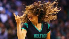 Anggota Celtics Dancers beraksi saat jeda pertandingan basket NBA antara Boston Celtics dan Toronto Raptors di Stadion TD Garden, Boston, Massachusetts, AS, (23/3/2016). (Getty Images/AFP/Maddie Meyer)