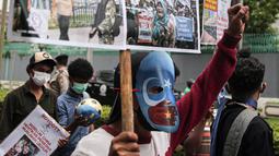 Massa Aliansi Mahasiswa Islam (AMI) longmarch saat menggelar aksi di depan Kedutaan Besar China, Jakarta, Jumat (14/1/2022). Massa meminta pemerintah Indonesia untuk berbicara menentang genosida yang terjadi pada muslim Uighur di Xinjiang. (Liputan6.com/Faizal Fanani)