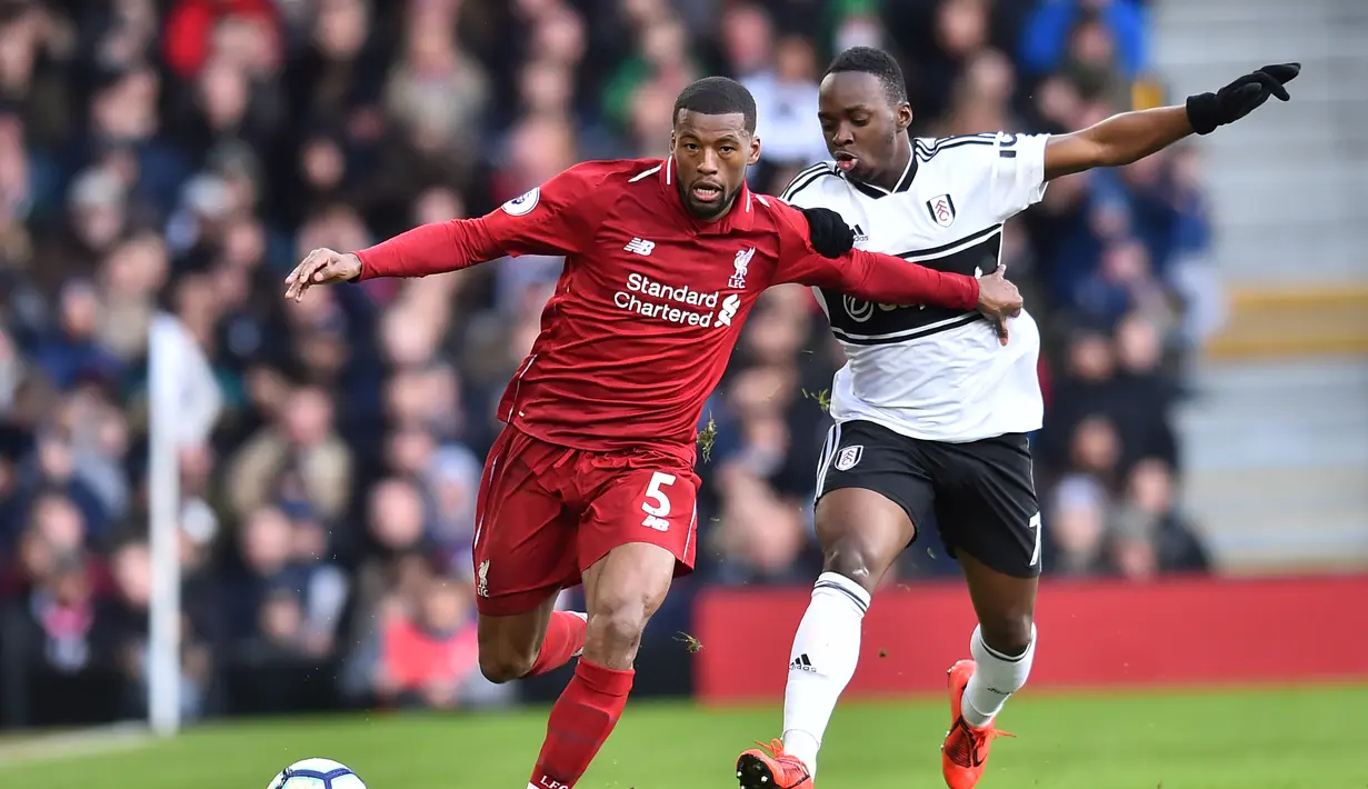Aksi Georgino Wijnaldum pada laga lanjutan Premier League yang berlangsung di Stadion Craven Cottage, London, Minggu (17/3). Liverpool menang 2-1 atas Fulham. (AFP/Glyn Kirk)