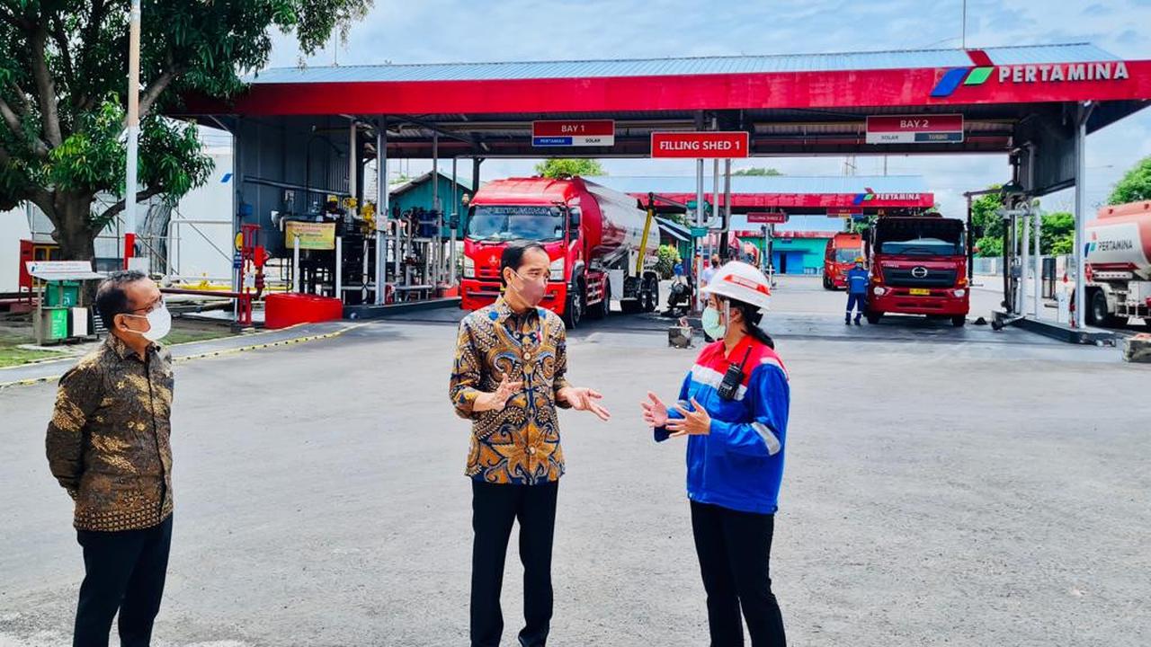 Presiden Joko Widodo atau Jokowi melakukan peninjauan ke Terminal BBM Sanggaran di Denpasar Provinsi Bali, Jumat (3/12/2021).