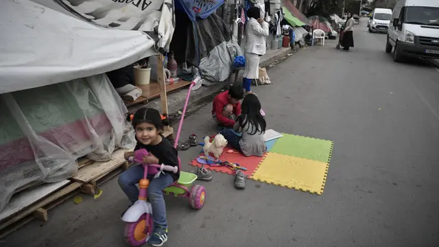 Potret Anak-Anak Pengungsi Afghanistan di Jalanan Athena