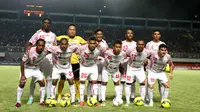 Tim Persipura Jayapura Saat bertanding pada laga Piala Jenderal Sudirman di Stadion Maguwoharjo, Sleman, Minggu (13/12/2015). (Bola.com/Nicklas Hanoatubun)