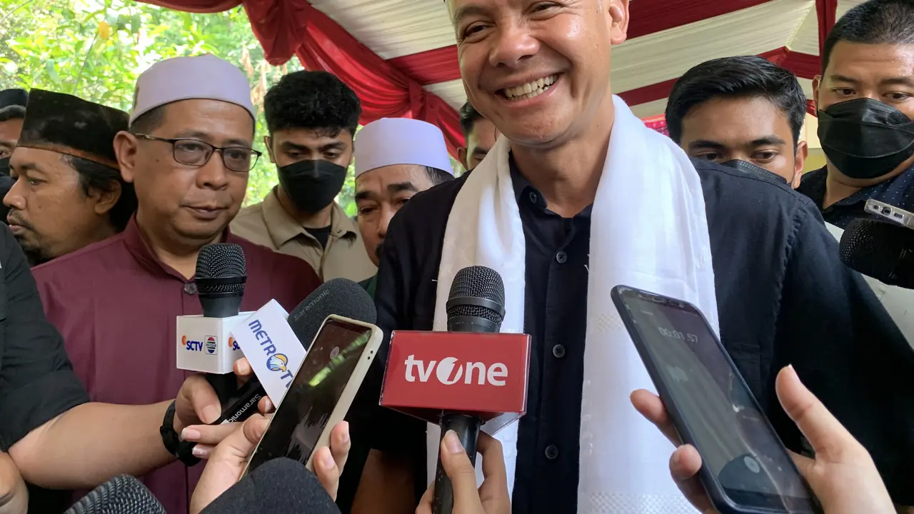 Calon Presiden (capres) nomor urut 3, Ganjar Pranowo saat ditemui awak media di di GOR Kota Bekasi, Jawa Barat, Sabtu (16/12/2023).