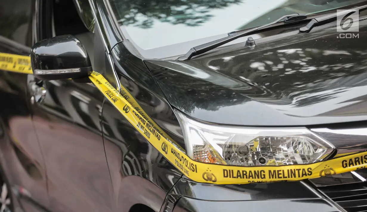 Barang bukti mobil dihadirkan saat rilis kasus narkoba jaringan Malaysia-Jakarta di Ditresnarkoba Polda Metro Jaya, Jakarta, Kamis (8/8/2019). Tersangka menyembunyikan 10 kilogram sabu dalam bungkus teh China. (Liputan6.com/Faizal Fanani)