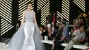 Seorang model berjalan diatas panggung saat ajang Fashio Nation ke-11 yang bertemakan Real Life Real Story persembahan dari Matie France Bodyline di Senayan City, Jakarta, Jumat (14/4). (Liputan6.com/Angga Yuniar)