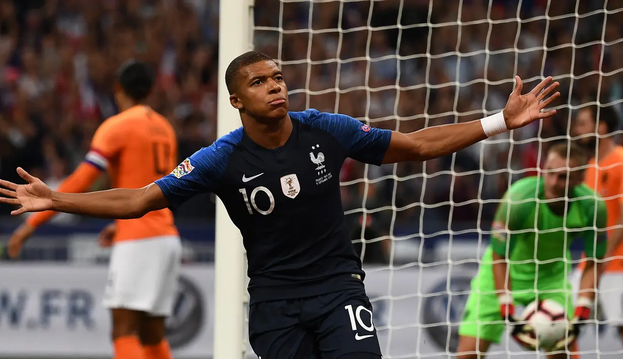 Gelandang Prancis, Kylian Mbappe, merayakan gol yang dicetaknya ke gawang Belanda pada laga UEFA Nations League di Stade de France, Paris, Minggu (9/9/2018). Prancis menang 2-1 atas Belanda. (AFP/Anne-Christine Poujoulat)