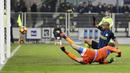 Aksi pemain Inter Milan, Joao Mario berebut bola dengan kiper Pescara, Albano Bizzarri pada laga lanjutan Serie A di  Giuseppe Meazza stadium, Milan (28/1/2017). Inter menang 3-0.  (AP /Luca Bruno)