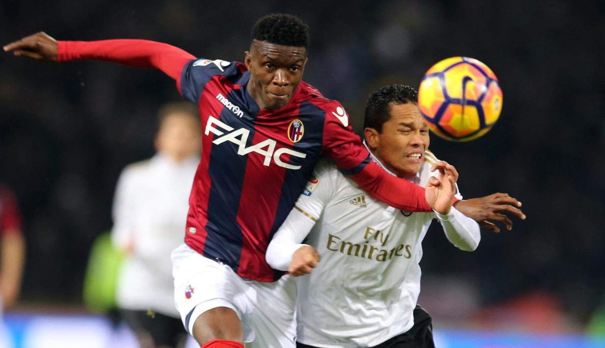 Ekspresi pemain Bologna, Ibrahima Mbaye (kiri) dan pemain AC Milan, Carlos Bacca saat bererebut bola pada laga Serie A di Stadio Renato Dell'Ara, Bologna,  (8/5/2/2017).  MIlan mengan 1-0. (Giorgio Benvenuti/ANSA via AP)