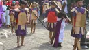 Teaterikal atau drama Tablo Jalan Salib merupakan pengiring ibadat yang menggambarkan kisah sengsara Yesus hingga wafat di kayu salib. (merdeka.com/Arie Basuki)