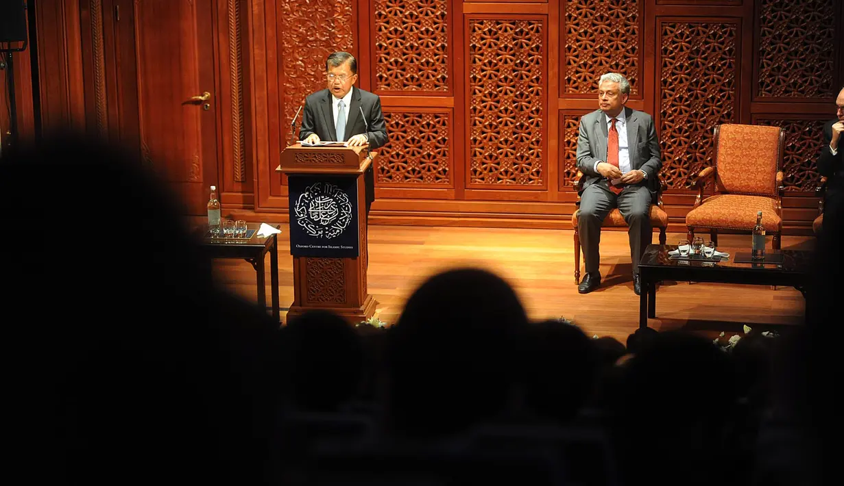 Wakil Presiden (Wapres) Jusuf Kalla memberikan kuliah umum di Pusat Studi Kajian Agama Islam University of Oxford, Inggris, Kamis (18/5). Jusuf Kalla memberikan kuliah umum bertema Islam Jalan Tengah atau Islam toleran Indonesia. (Tim Media Wapres)