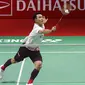 Pebulu tangkis tunggal putra Indonesia Jonatan Christie mengembalikan kok ke arah wakil Irlandia Nhat Nguyen pada babak 32 besar Indonesia Masters 2023 di Istora Senayan, Jakarta, Rabu (25/1/2023). Jonatan Christie selaku unggulan keempat dan ganda putra nomor tiga dunia tampak terlambat panas. (Liputan6.com/Herman Zakharia)