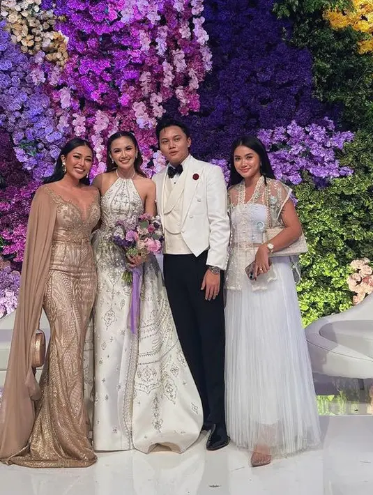 Mutia Ayu tampil mewah mengenakan gaun bodycon warna coklat ditambah aksen cape tulle pada bagian lengan. [@mutia_ayuu]