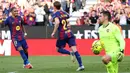 Tambahan tiga poin membuat Barcelona naik ke puncak klasemen dengan koleksi 61 angka. Mereka menggeser posisi Real Madrid dengan keunggulan satu poin. Tampak dalam foto, gelandang Barcelona asal Belanda, Frenkie De Jong (tengah) merayakan golnya bersama penyerang Barcelona asal Brasil, Raphinha, selama pertandingan pekan ke-25 La Liga 2025/2026 melawan Levante UD di Stadion Camp Nou, Minggu 22 Februari 2026. (Josep LAGO/AFP)