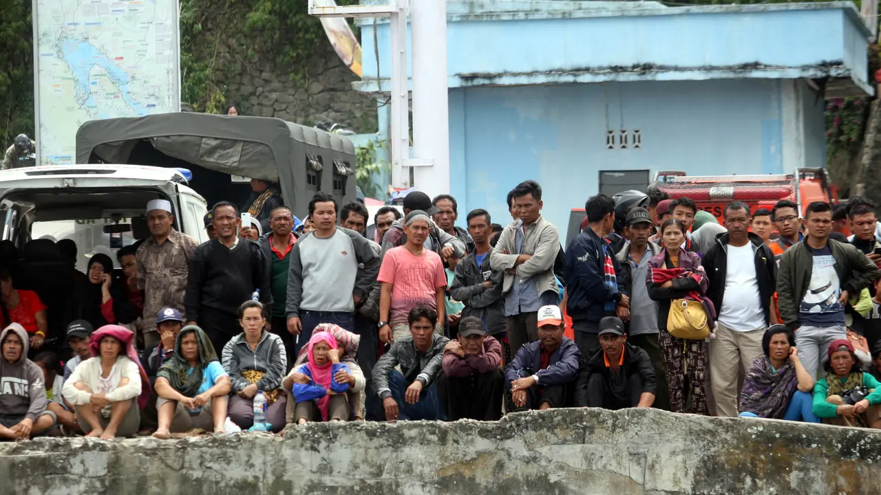 Keluarga Korban Kapal Tenggelam di Danau Toba