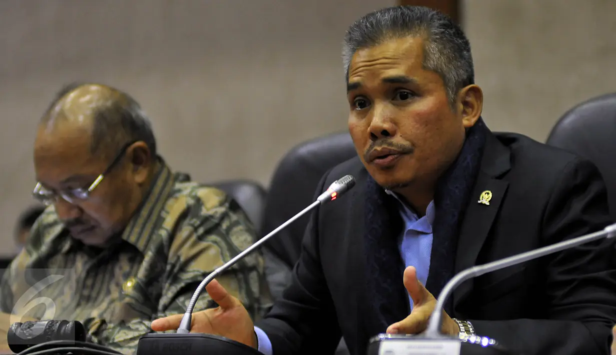 Ketua Komisi VI Achmad Hafisz Tohir memberikan keterangan pers terkait kinerja BUMN, Jakarta, Rabu (30/9/2015). Komisi VI akan membahas Panja (Panitia Kerja) terkait isu Pelindo II. (Liputan6.com/Johan Tallo)