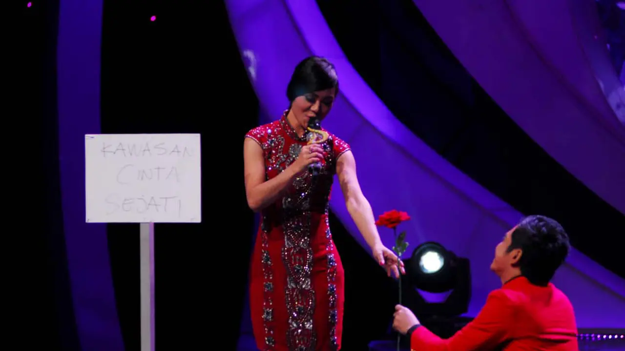 Ari 'Tembak' Lydia di Atas Panggung Konser Final D'Academy