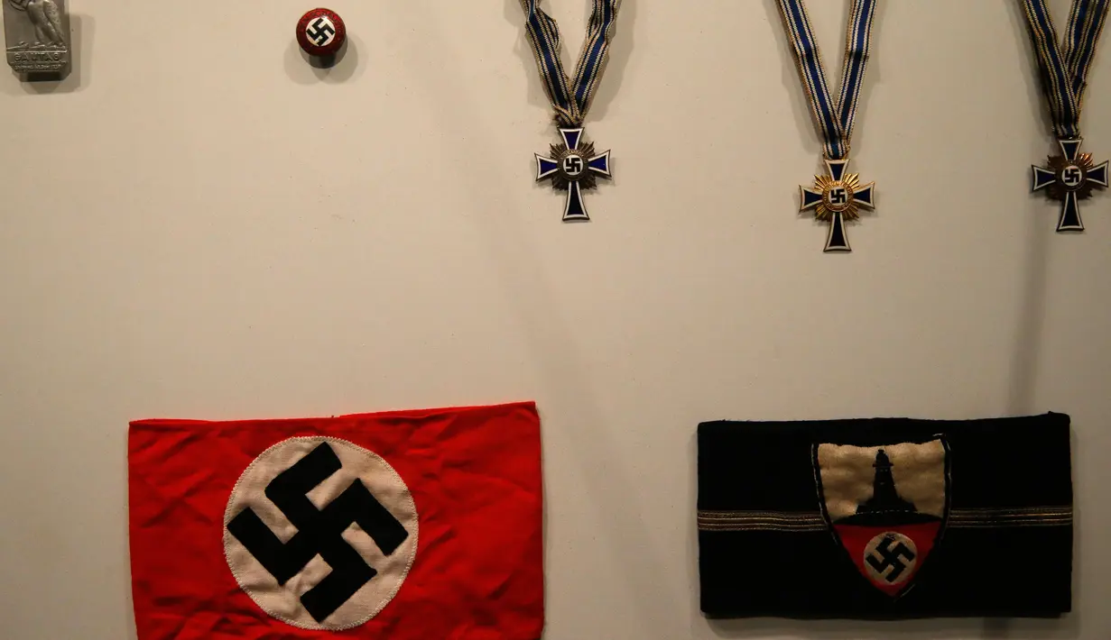 Atribut Nazi dipajang dalam pameran "Salute to the Home Front" di Museum Nasional Perang Dunia II di New Orleans (5/6). Pameran ini menceritakan kisah yang berhubungan dengan Perang Dunia II. (AP Photo/Gerald Herbert)