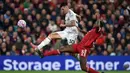 Penyerang Manchester United asal Slovenia, Benjamin Sesko (kiri) berebut bola dengan bek Liverpool asal Prancis, Ibrahima Konate saat pertandingan pekan ke-8 Liga Premier Inggris di Stadion Anfield, Liverpool pada Minggu 19 Oktober 2025. (PETER POWELL/AFP)